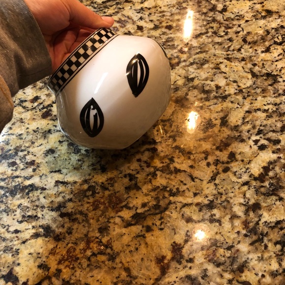 Black & White Planter - Picture 3 of 6